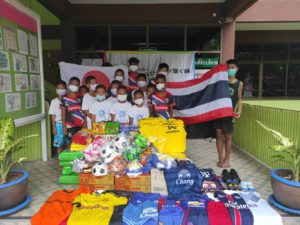 集合写真　サッカー物資支援NPOボールひとつが繋ぐ縁18　タイ王国 バンコク bannmahamek　LIVE支援（2021年4月17日）